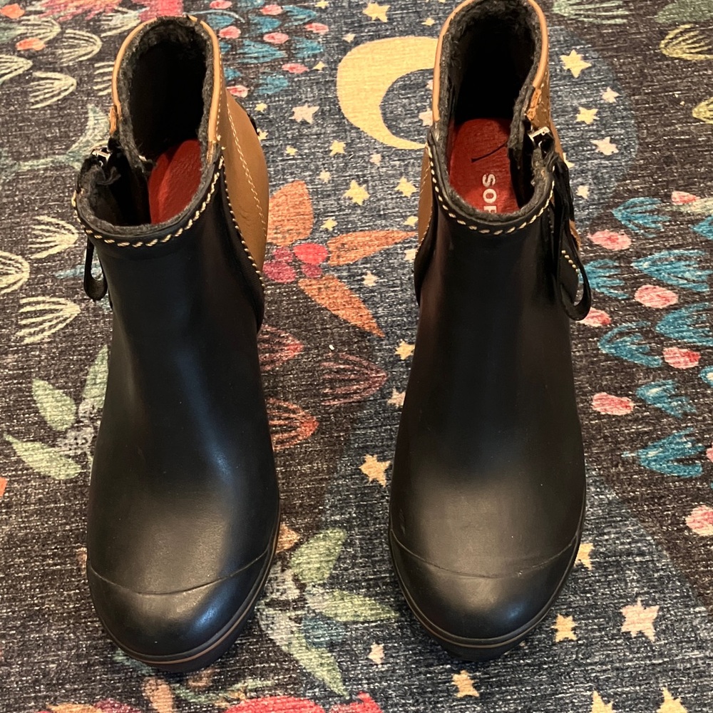 Sorel Black and Tan Ankle Booties